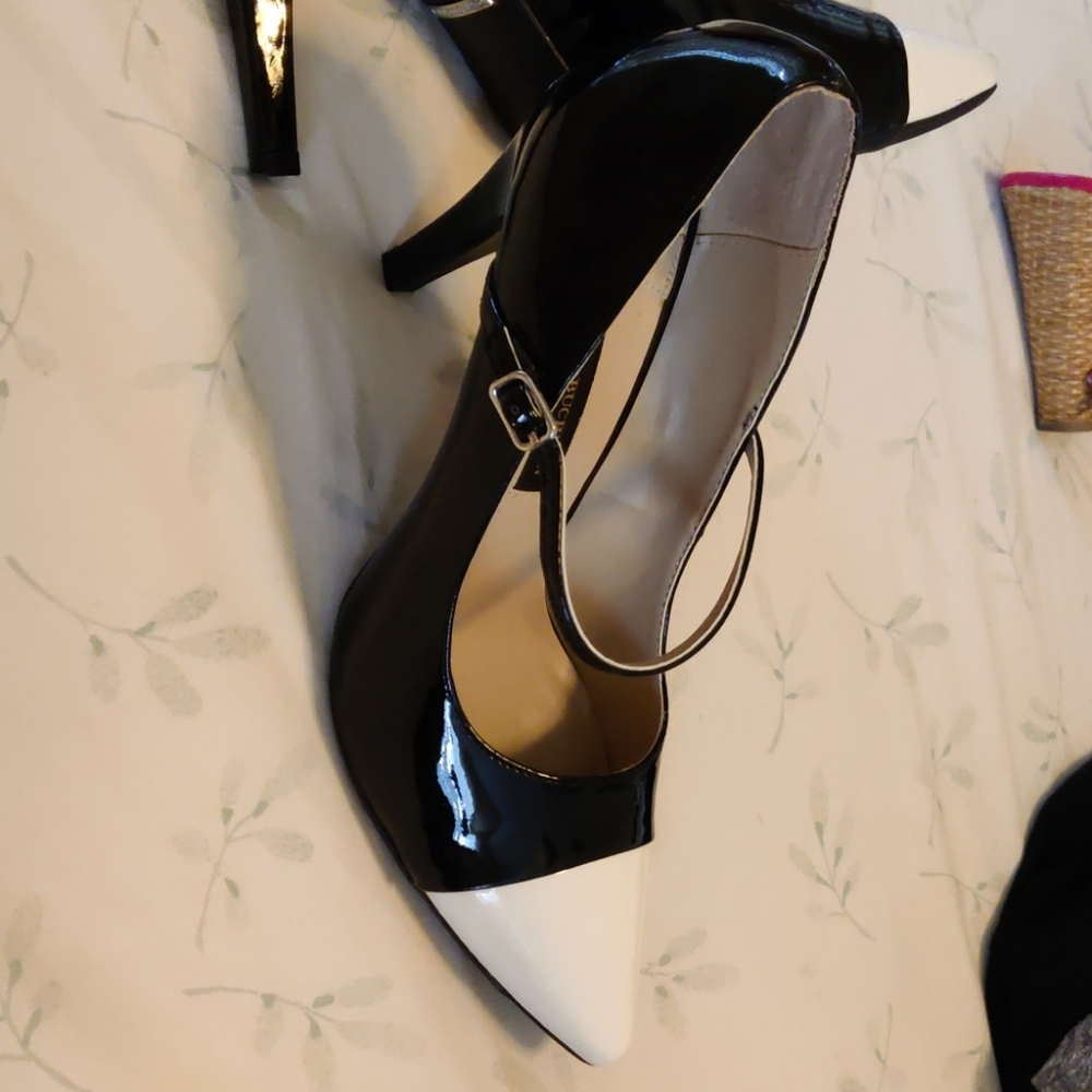 Dana Buchman Size 9.5 patent tuxedo heels